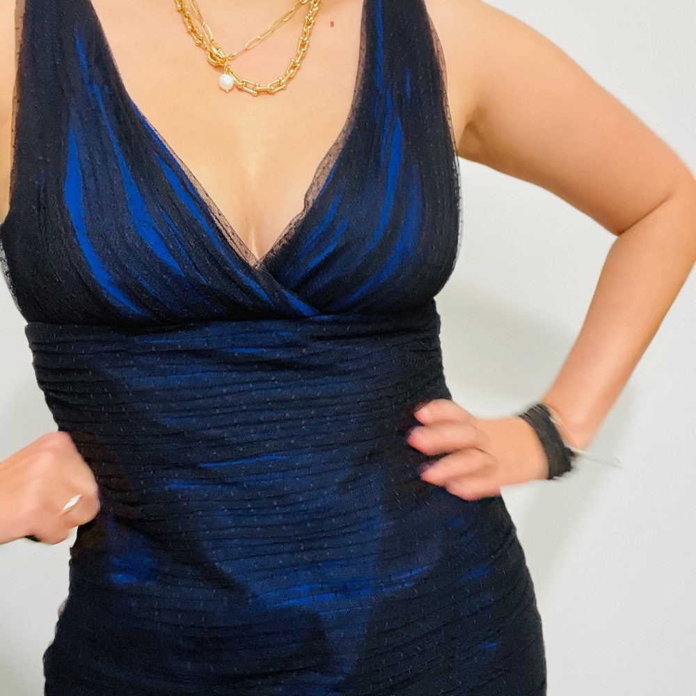 Monique Lhuillier V-Neckline Tiered Trumpet Gown - Picture 3 of 12